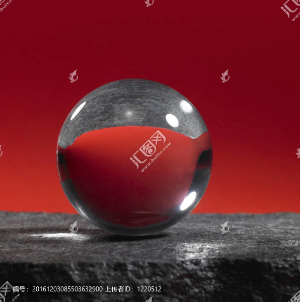 石材表面上的水晶球