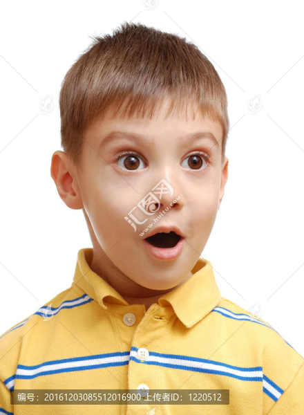白人背景下孤立兒童的肖像