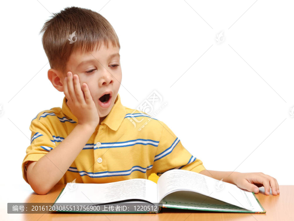 在白色背景下孤立的男孩讀書和打哈欠