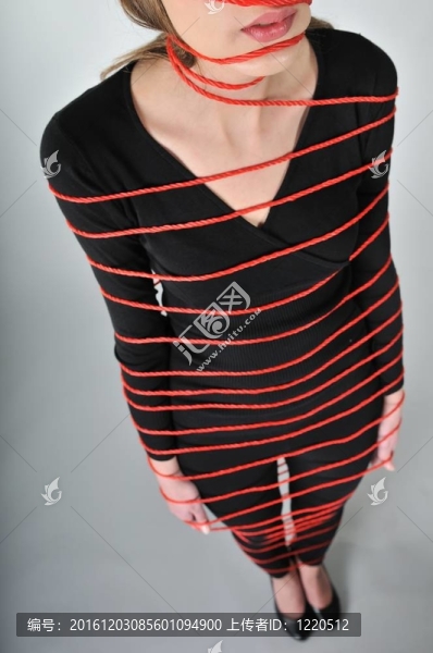 綁在繩子上的年輕女人