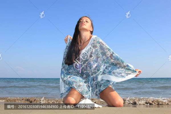 在海灘上放松的女人