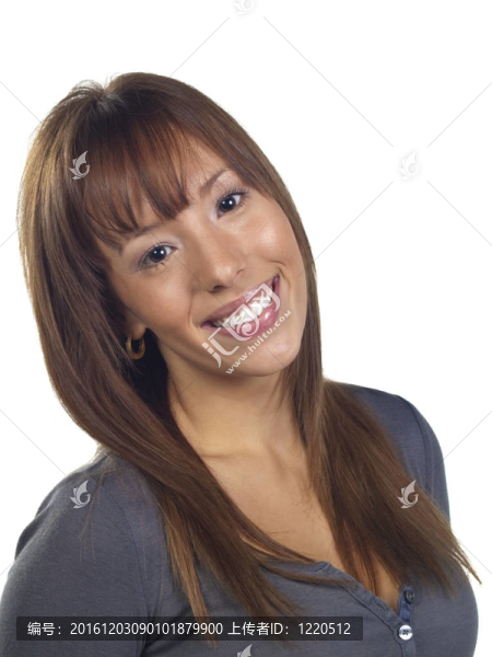 年輕女子微笑著