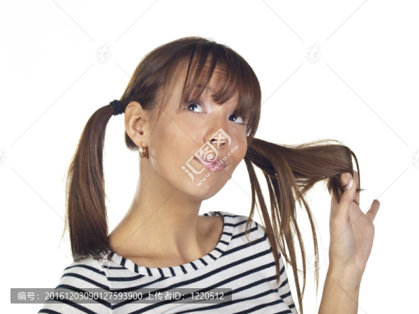 穿條紋襯衫的年輕女子