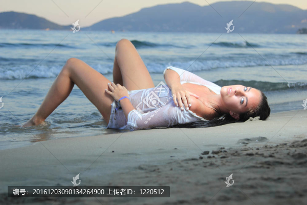 在海灘上放松的女人