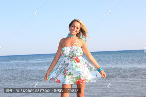 在海灘上放松的女人