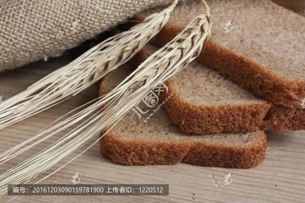 桌上的黑麥面包和玉米穗