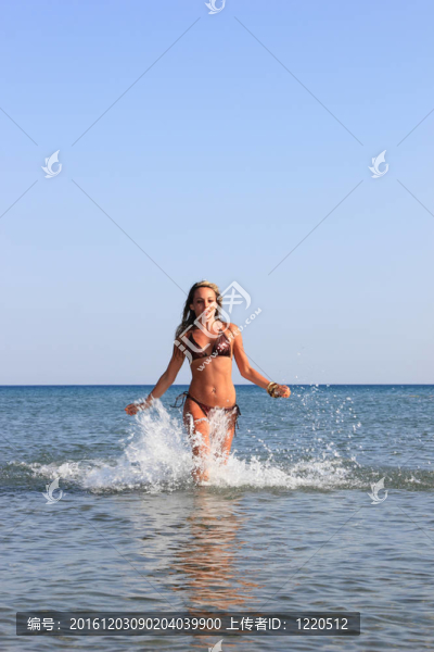 海灘上的迷人的女孩
