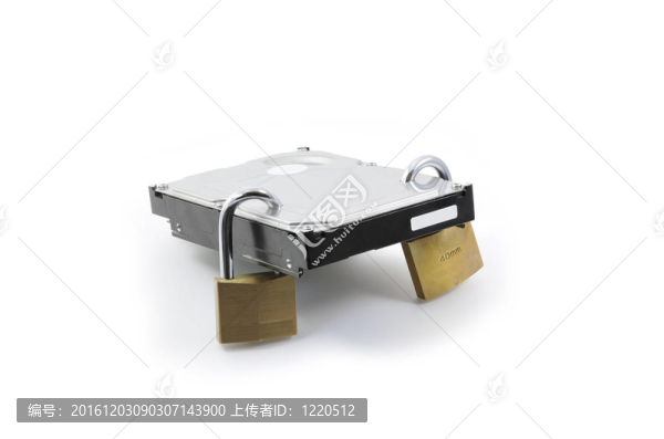 兩鎖掛鎖在白色背景上硬盤后視圖