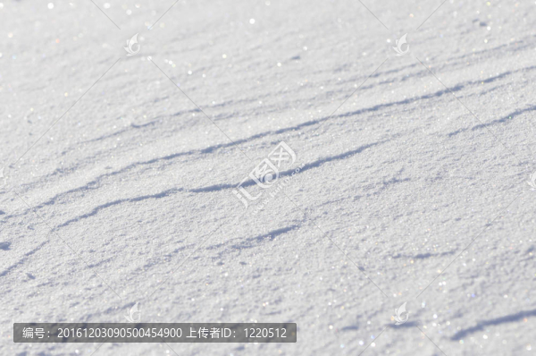 風在田野雪地里的痕跡