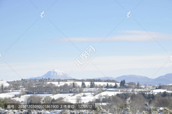 隨著年幼de穹窿山在奧弗涅法國(guó)地區(qū)的冬景