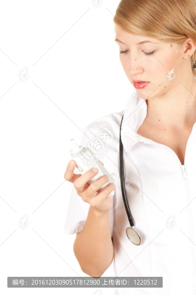 美麗的女性醫(yī)療保健醫(yī)生穿白色的制服和聽診器和溫度計