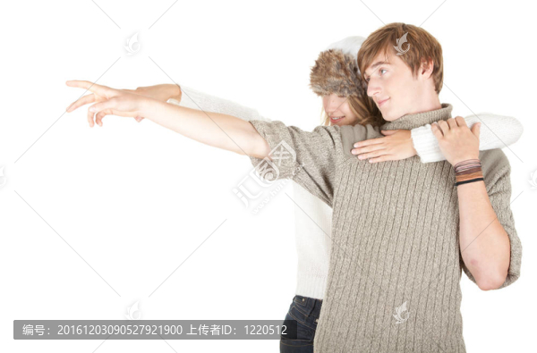 指向幸福的年輕女子抱著他的男朋友