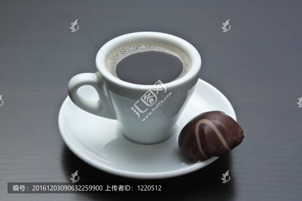 一杯咖啡和巧克力糖