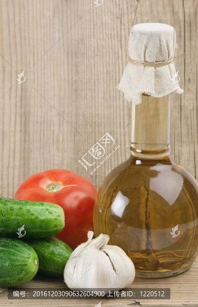 蔬菜和一瓶油；靜物