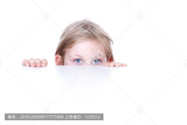 金發(fā)碧眼的小女孩躲在白桌子后面