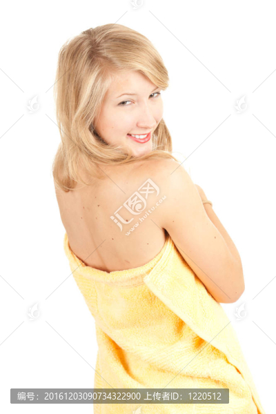 年輕女子洗澡后用毛巾包裹