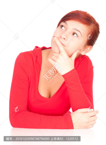 美麗的年輕女子倚在桌上；抬頭；白色背景