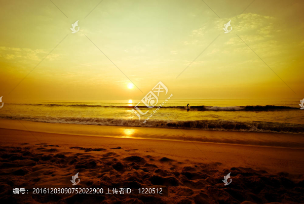 走在海灘上的沖浪者