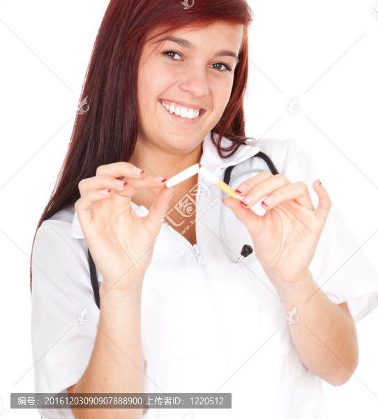 迷人的年輕女醫(yī)生在實(shí)驗(yàn)室外套持有香煙打破一半