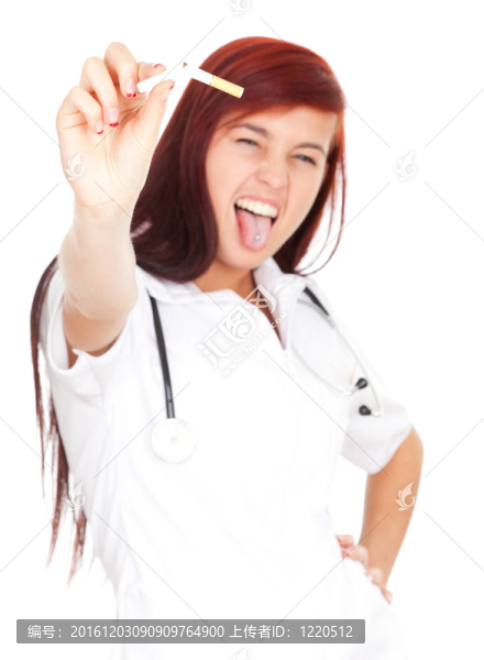 瘋狂的年輕女醫(yī)生在實(shí)驗室外套持有香煙打破一半