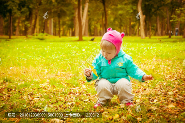 可愛的小孩在秋天的公園散步