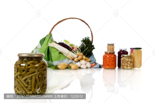 罐裝青豆；罐頭和新鮮蔬菜
