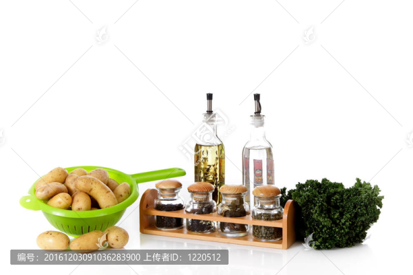 新鮮的土豆和藥草；醋和油