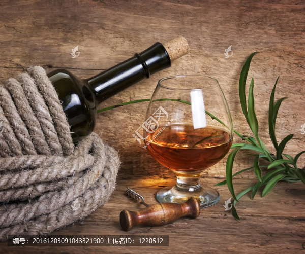 一瓶用繩子裹著的酒