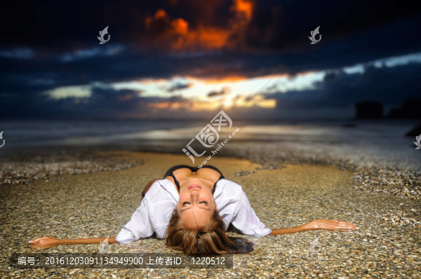 漂亮的女人在一個游泳衣