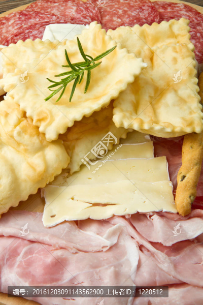 腌臘肉拼盤；奶酪和炸餃子
