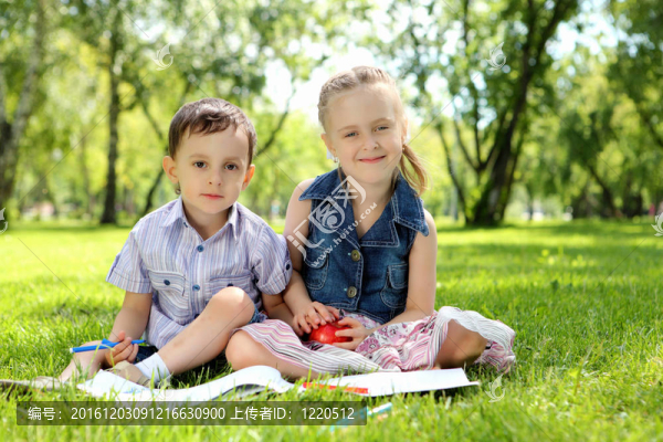 公園里的孩子們在讀一本書