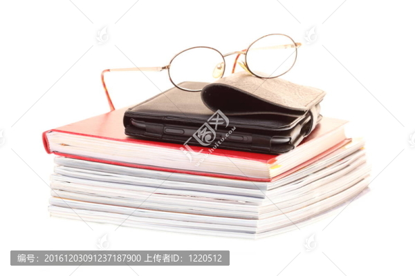 眼鏡電子書閱讀器成堆；孤立的白色
