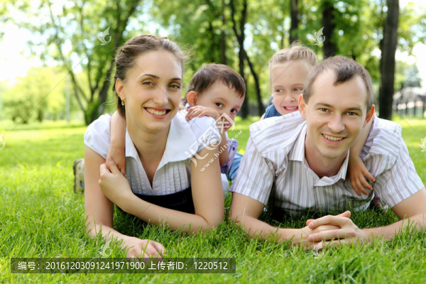 家人一起在公園里