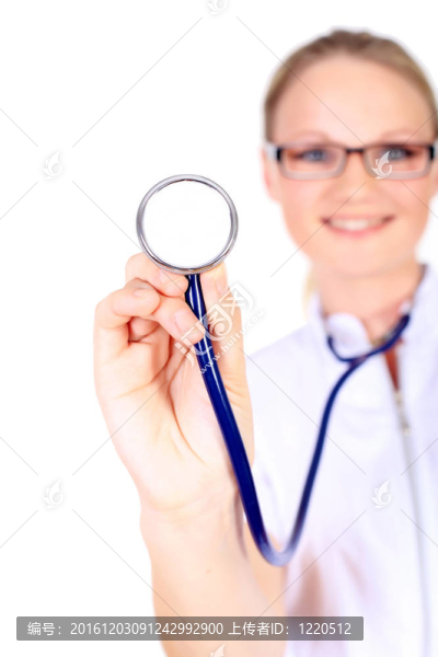 年輕的女醫(yī)生用聽診器