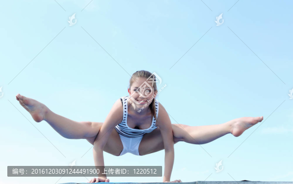 一個(gè)年輕女子做運(yùn)動(dòng)的畫像