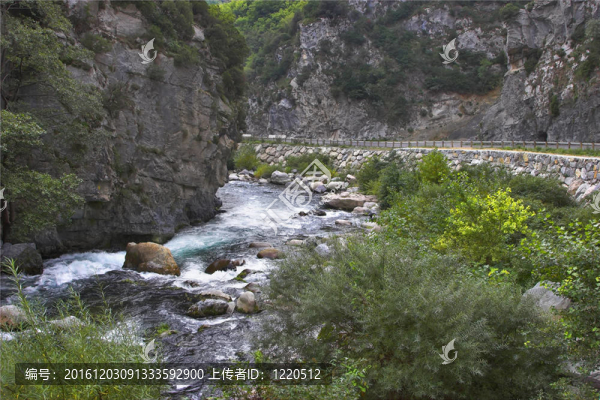 高山河流。
