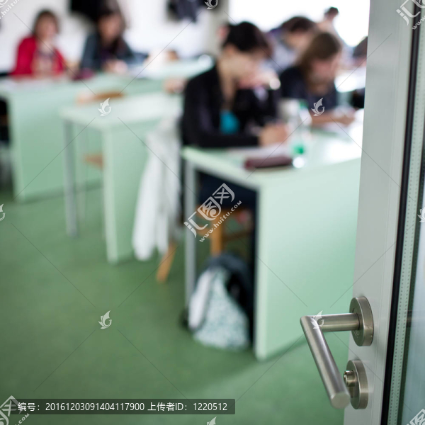 洞察班上充滿了螺柱