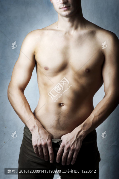 性感的年輕男人的性感身體