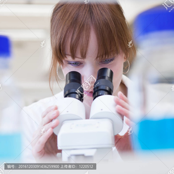 漂亮的女研究員在實(shí)驗(yàn)室用顯微鏡