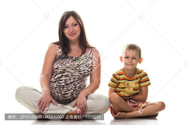 孕婦運(yùn)動(dòng)與她的兒子