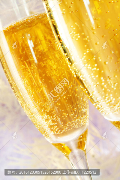 兩香檳酒杯