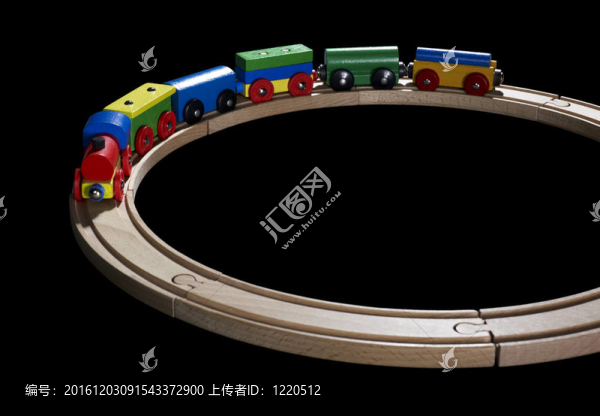 鐵軌上的木制玩具火車
