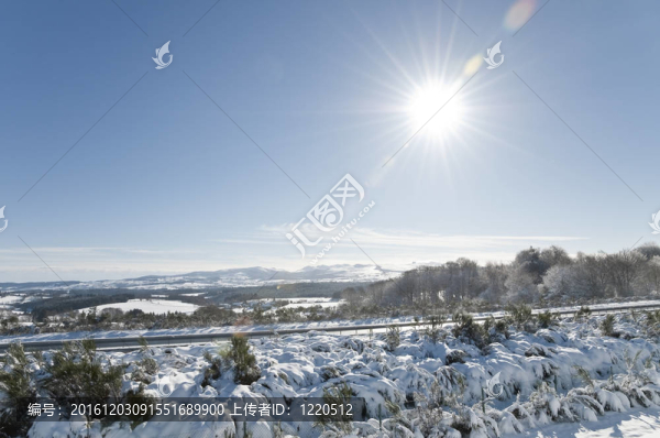 冬天的風(fēng)景，有藍天，有很多雪，還有高速公路