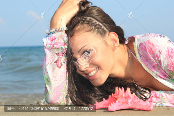 在海灘上放松的女人