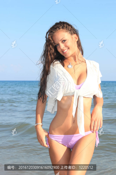在海灘上放松的女人