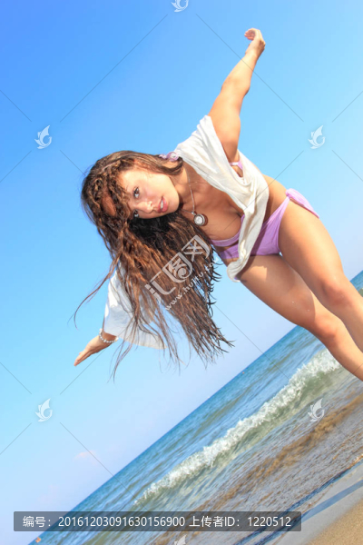 在海灘上放松的女人