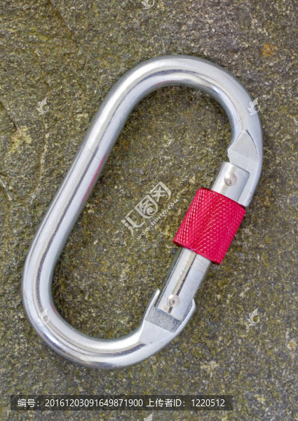 在巖石背景Karabiner