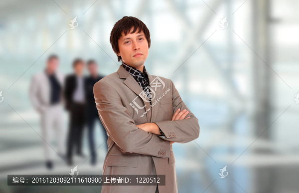 英俊快樂的商人與同事