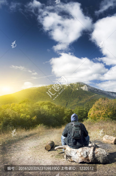 山地森林中的人。