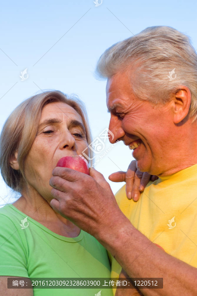 與蘋果的老夫婦